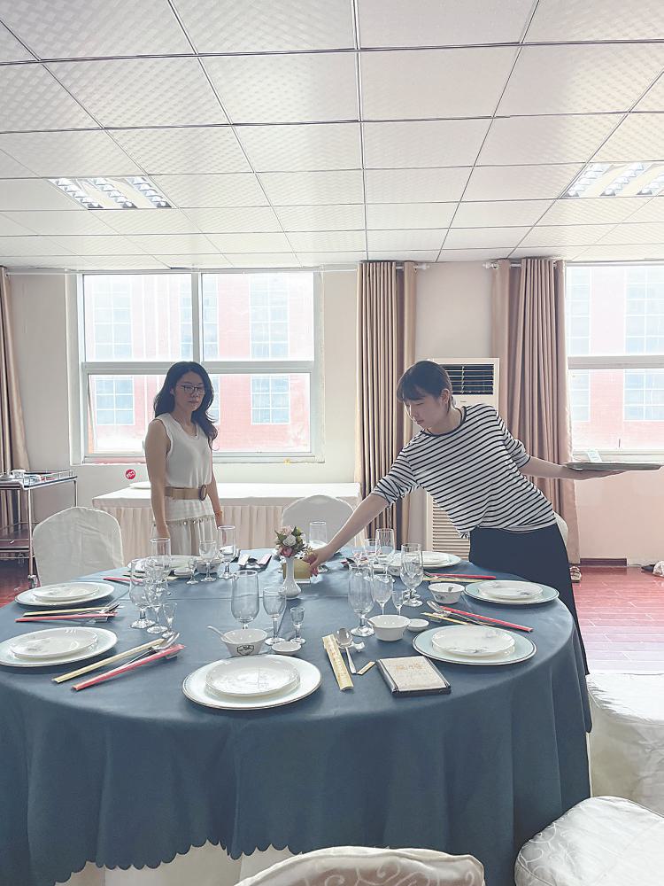 他们以分秒, 在紧张进行, 你们不是一