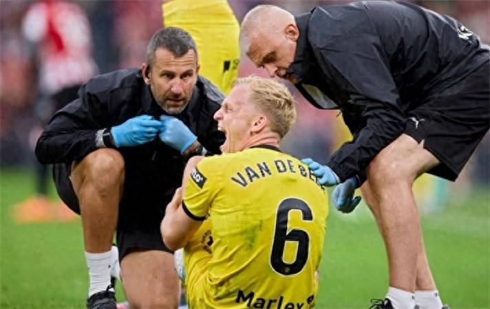 场捂着左脚 场捂着左脚